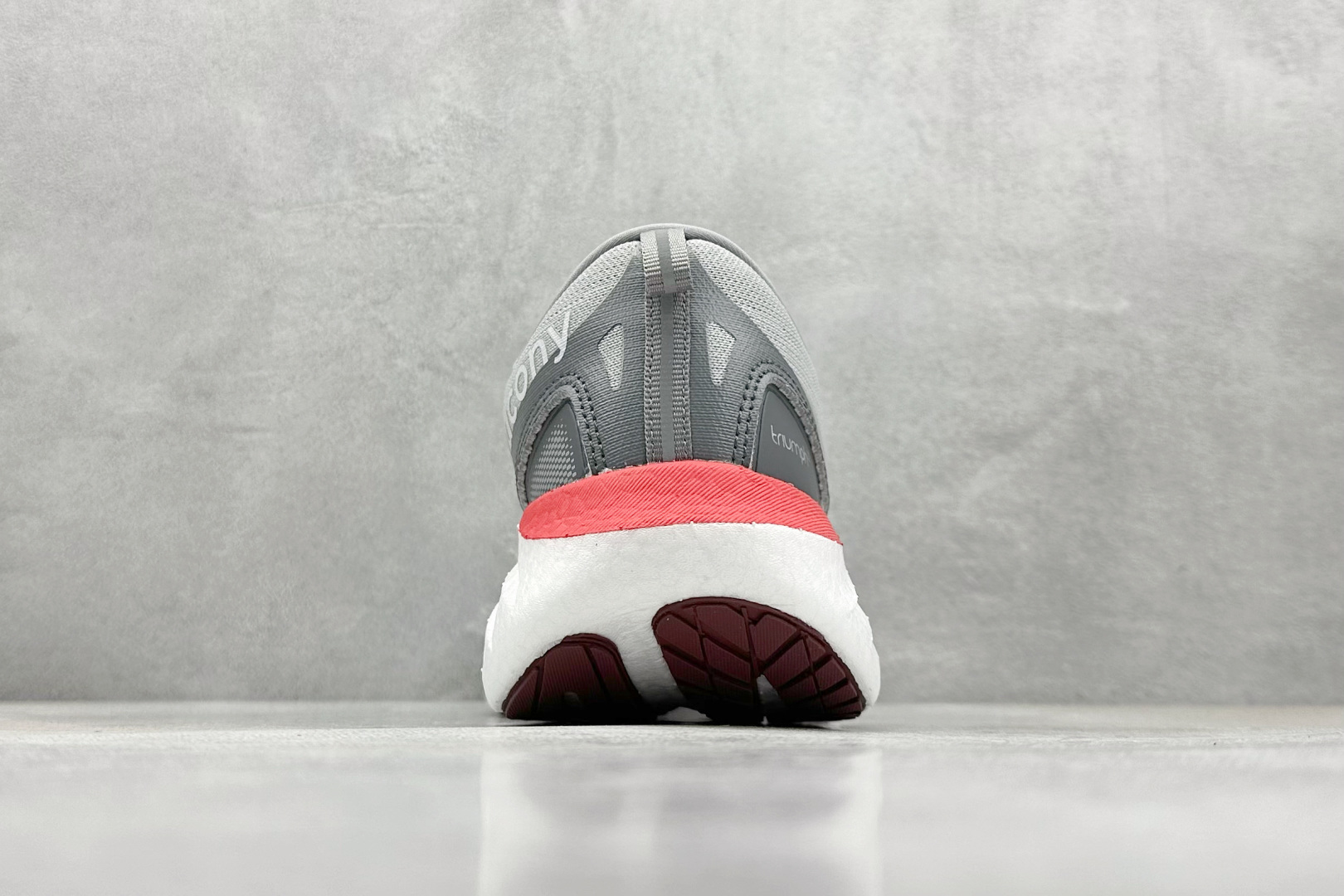 终端放店
XD版 Saucony Triumph 22代 索康尼旗舰级缓震型跑鞋
性能相比前几代再升