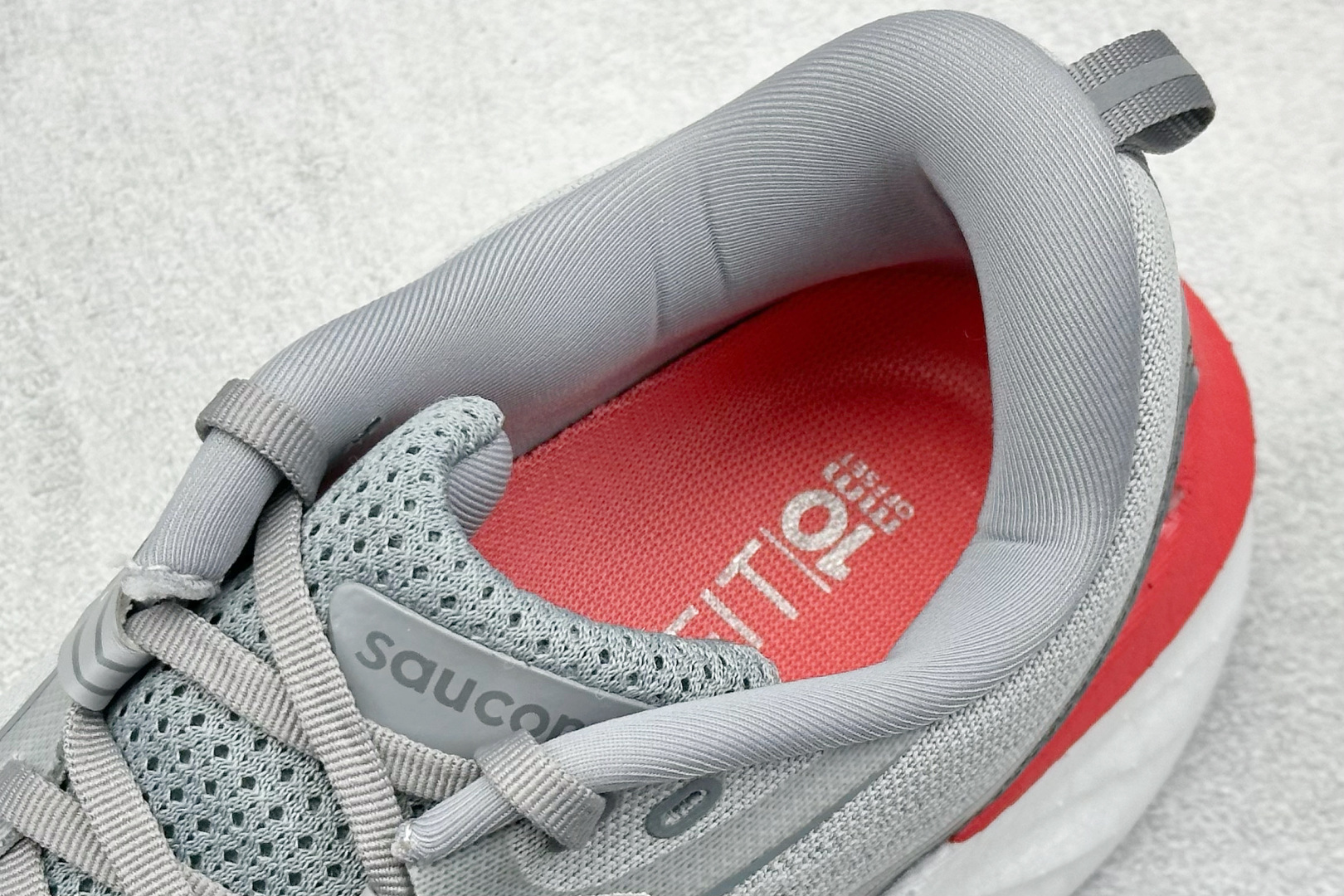 终端放店
XD版 Saucony Triumph 22代 索康尼旗舰级缓震型跑鞋
性能相比前几代再升