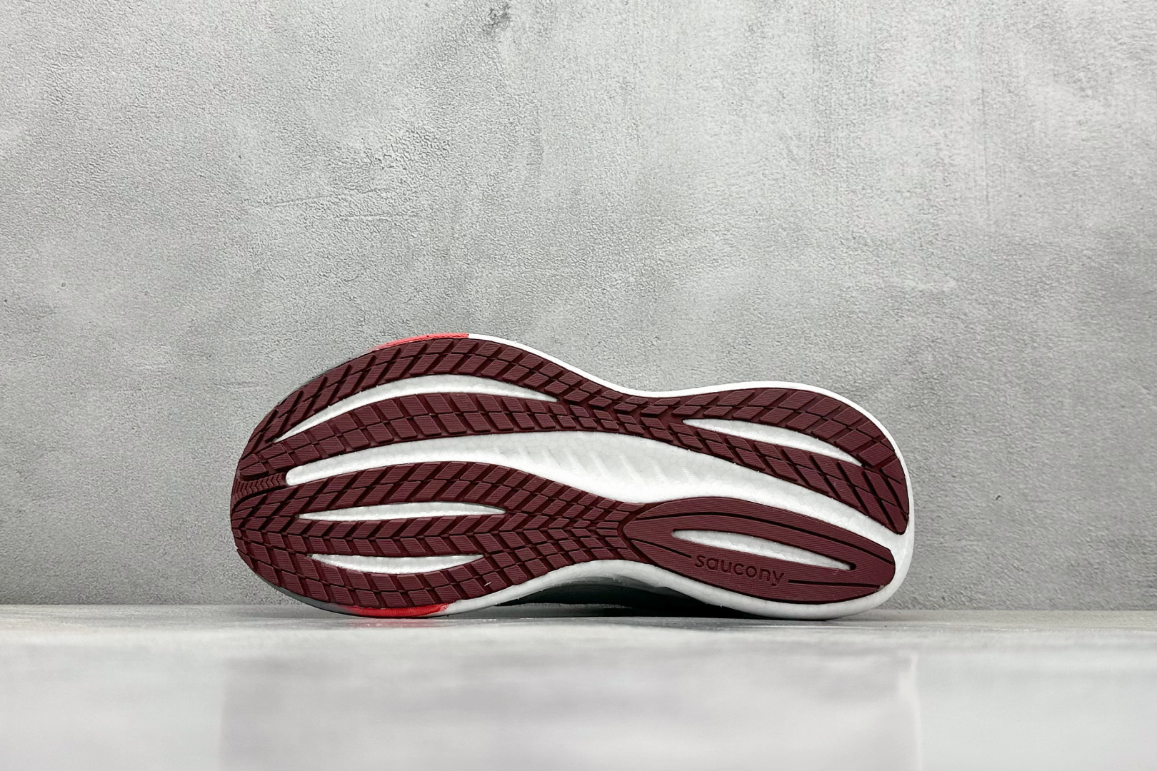 终端放店
XD版 Saucony Triumph 22代 索康尼旗舰级缓震型跑鞋
性能相比前几代再升