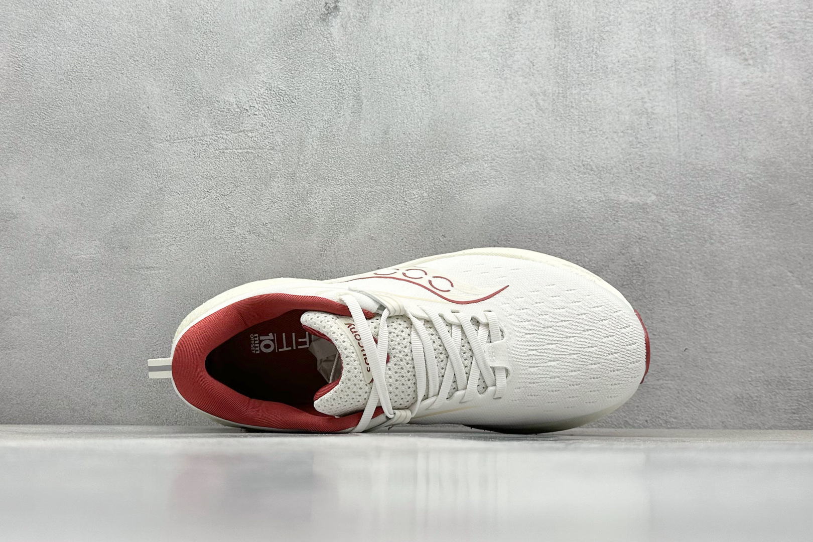 终端放店
XD版 Saucony Triumph 22代 索康尼旗舰级缓震型跑鞋
性能相比前几代再升
