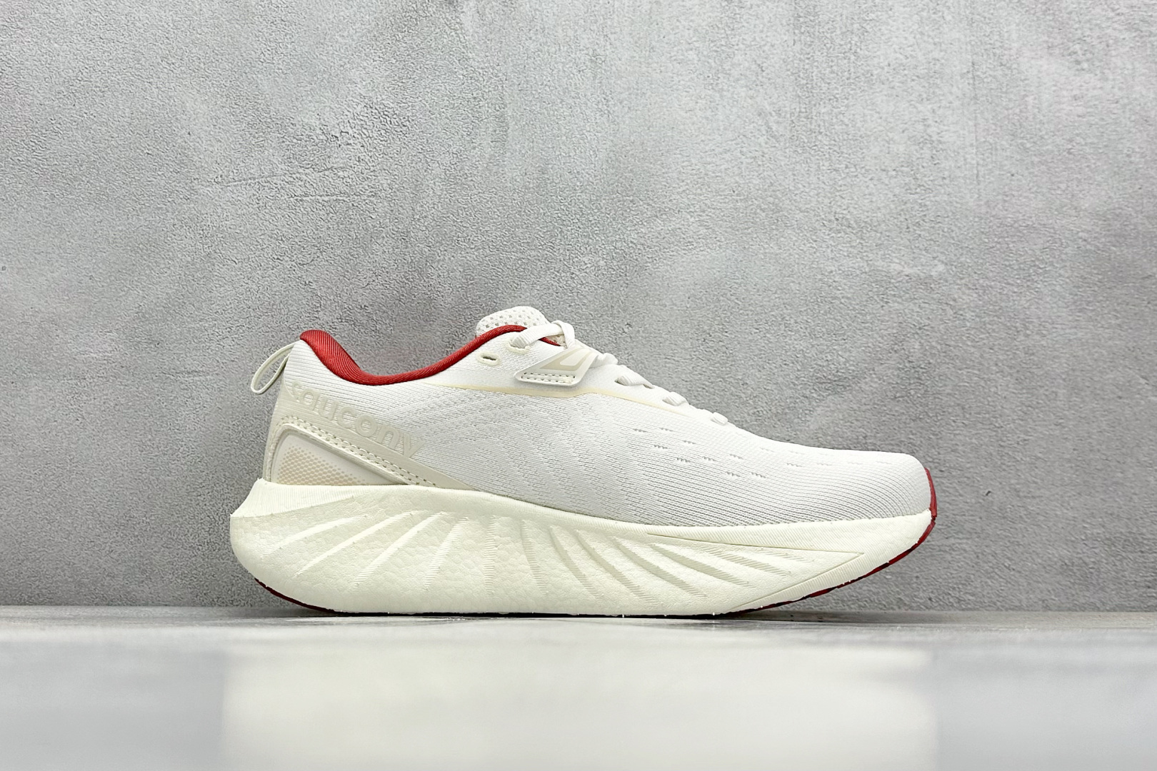 终端放店
XD版 Saucony Triumph 22代 索康尼旗舰级缓震型跑鞋
性能相比前几代再升