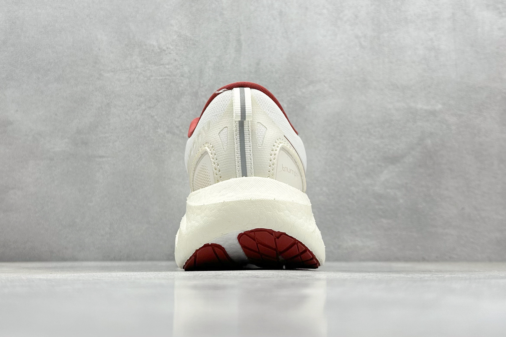 终端放店
XD版 Saucony Triumph 22代 索康尼旗舰级缓震型跑鞋
性能相比前几代再升