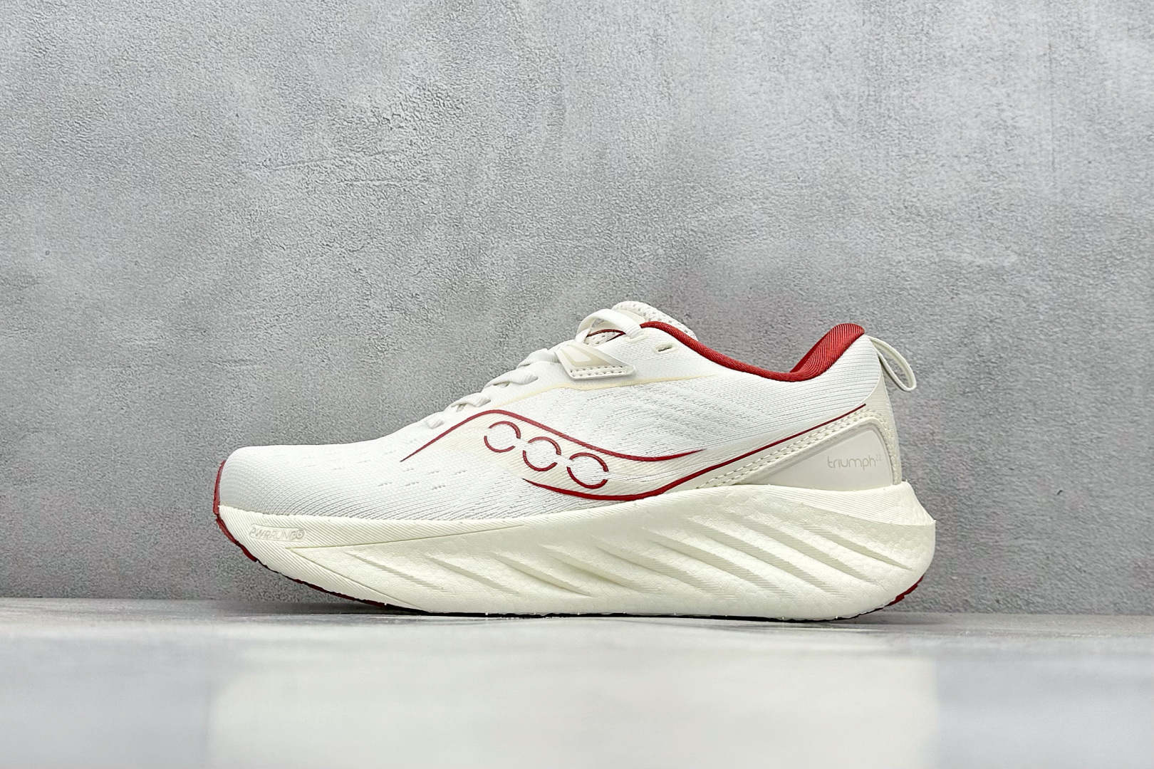 终端放店
XD版 Saucony Triumph 22代 索康尼旗舰级缓震型跑鞋
性能相比前几代再升