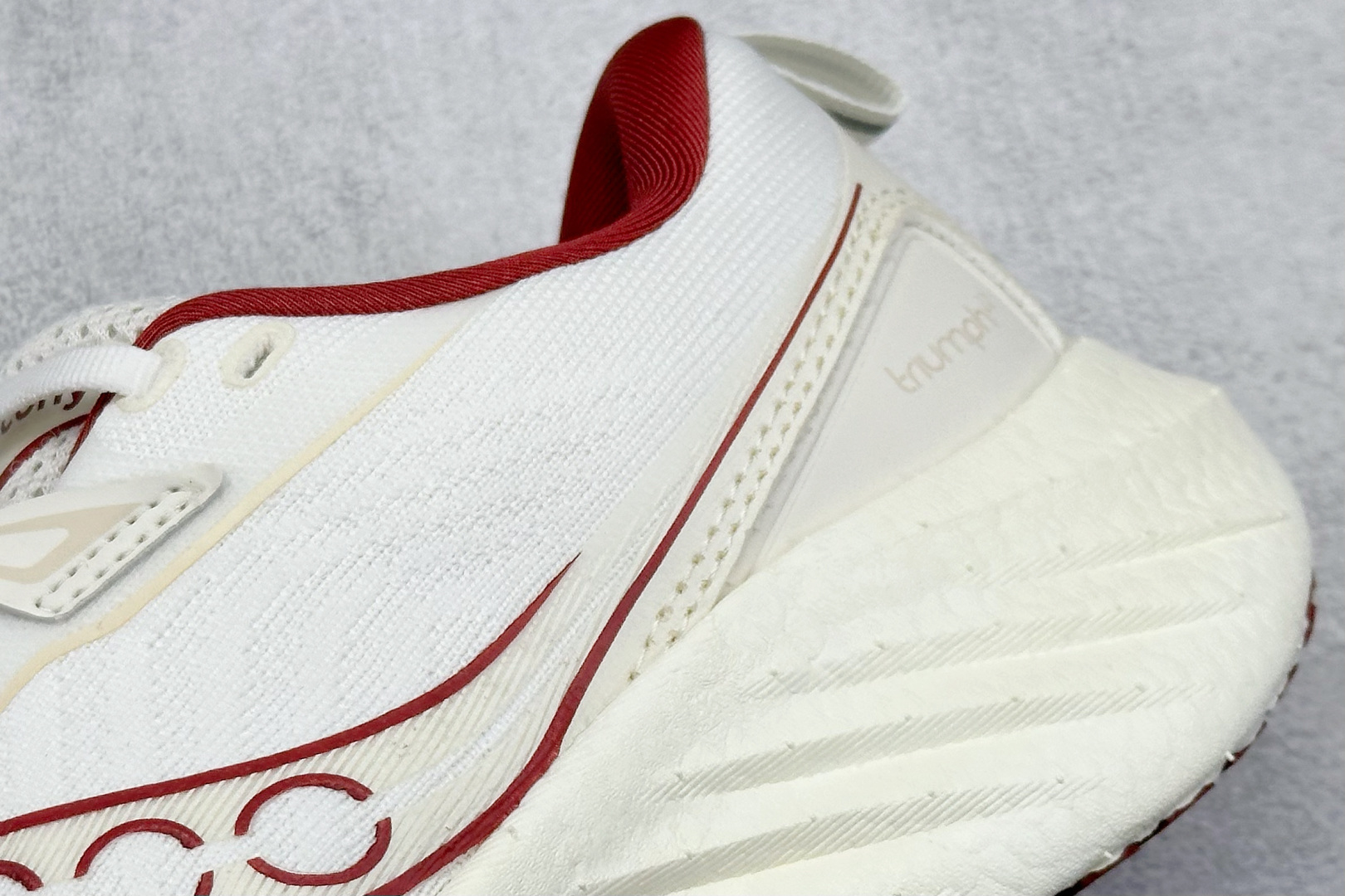 终端放店
XD版 Saucony Triumph 22代 索康尼旗舰级缓震型跑鞋
性能相比前几代再升