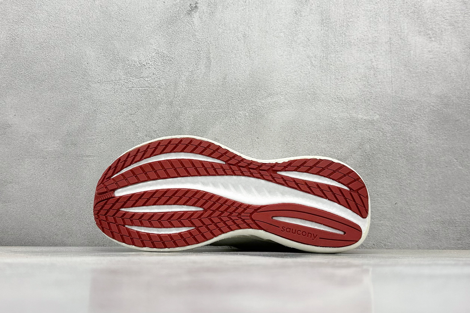 终端放店
XD版 Saucony Triumph 22代 索康尼旗舰级缓震型跑鞋
性能相比前几代再升