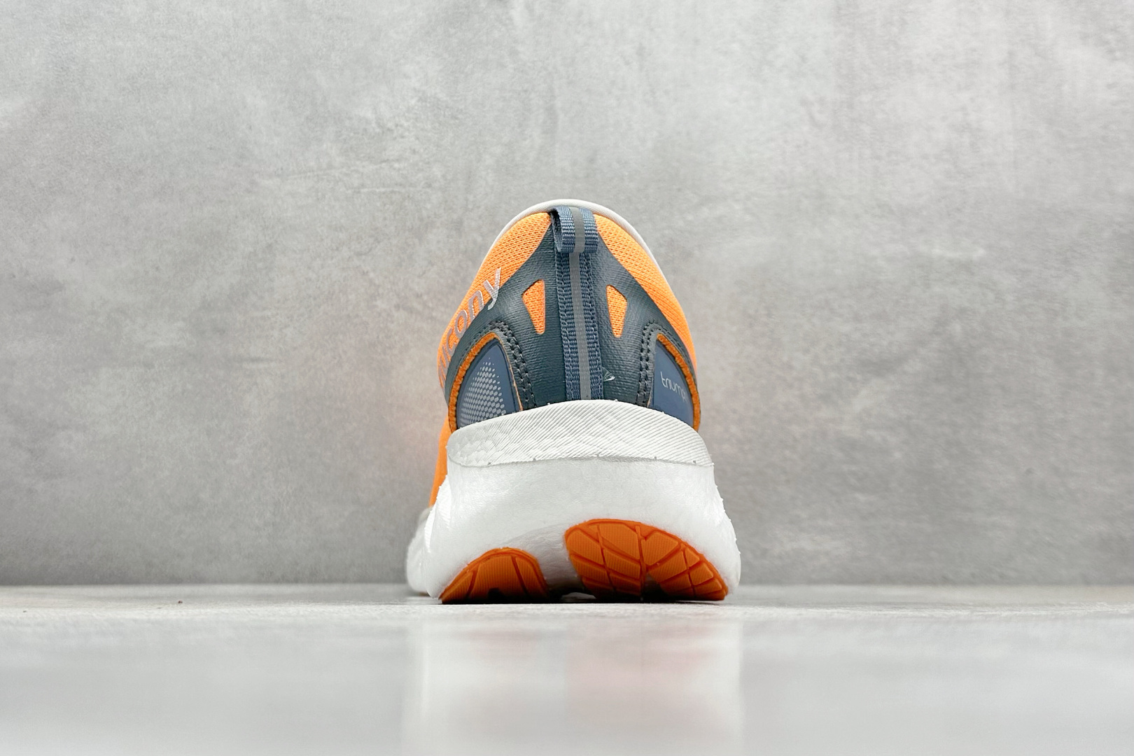 终端放店
XD版 Saucony Triumph 22代 索康尼旗舰级缓震型跑鞋
性能相比前几代再升