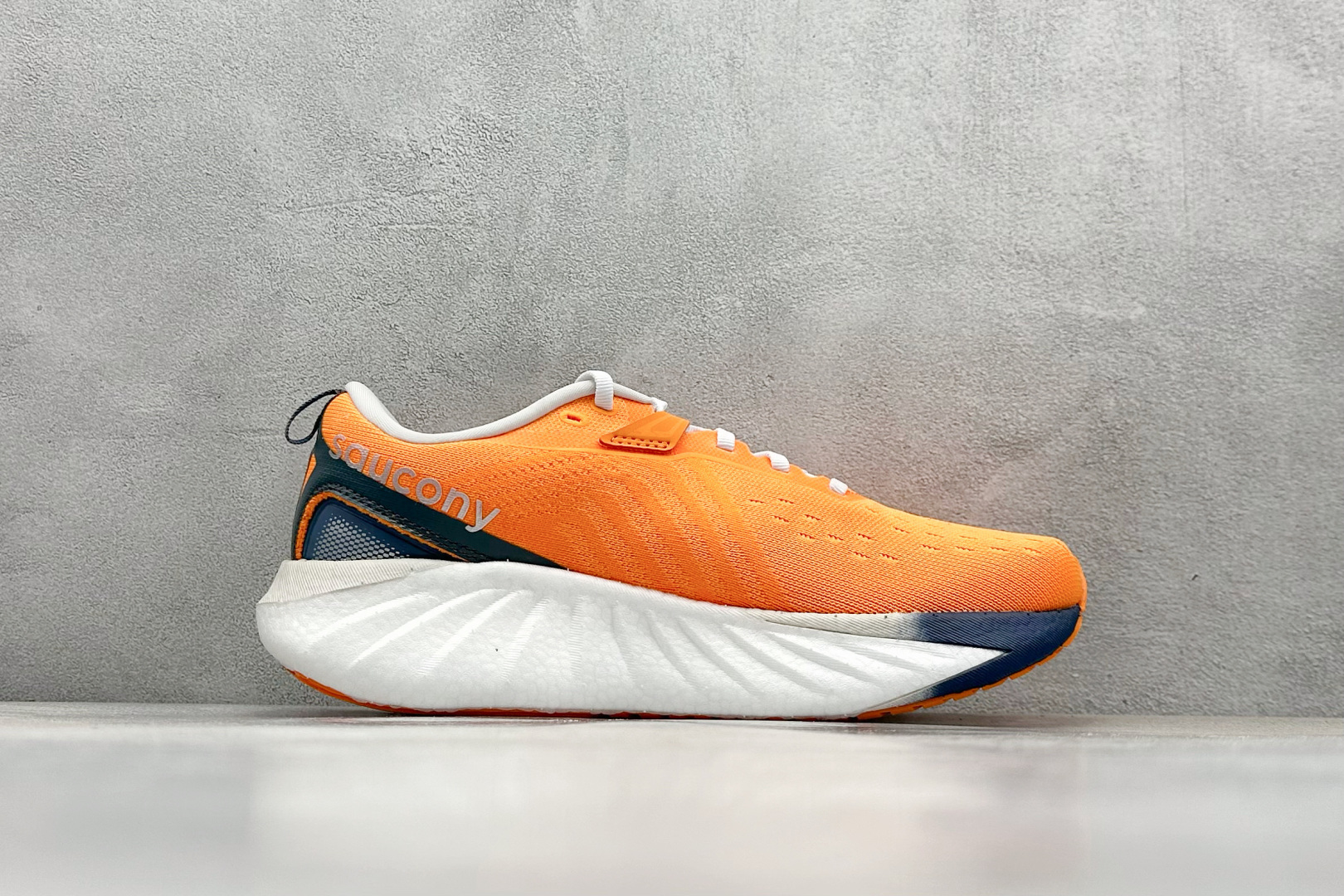 终端放店
XD版 Saucony Triumph 22代 索康尼旗舰级缓震型跑鞋
性能相比前几代再升