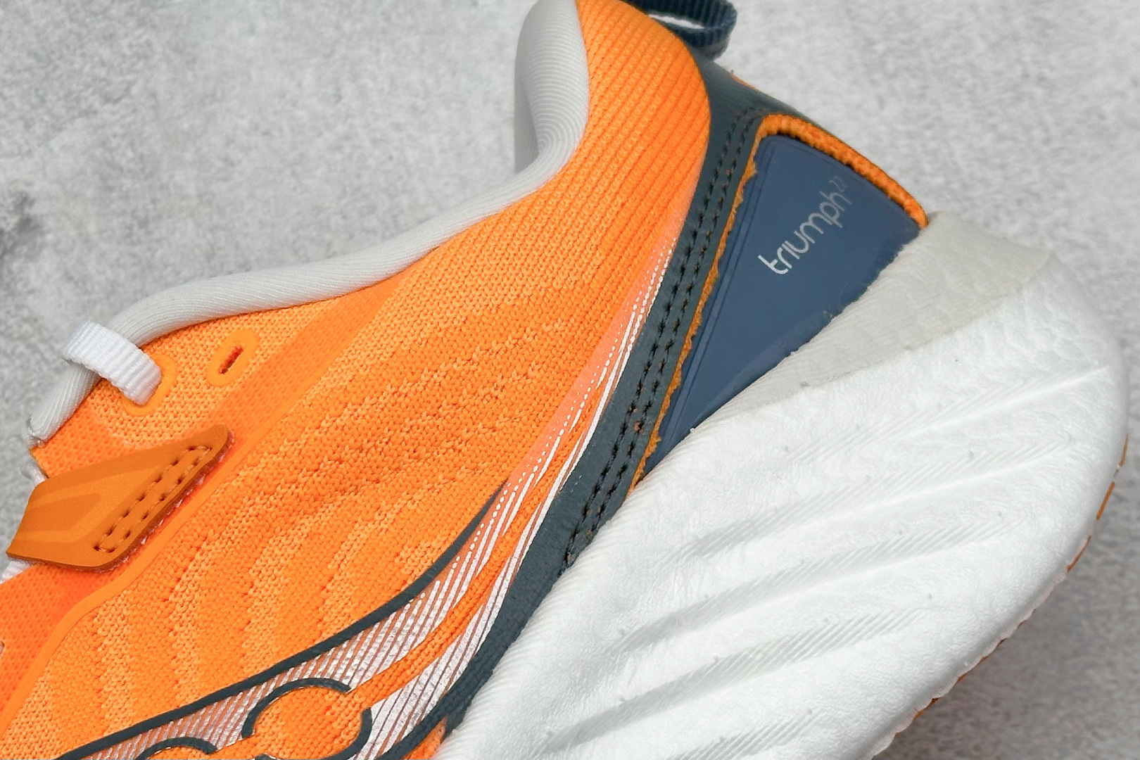 终端放店
XD版 Saucony Triumph 22代 索康尼旗舰级缓震型跑鞋
性能相比前几代再升