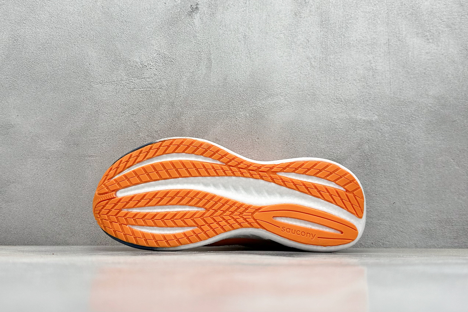 终端放店
XD版 Saucony Triumph 22代 索康尼旗舰级缓震型跑鞋
性能相比前几代再升