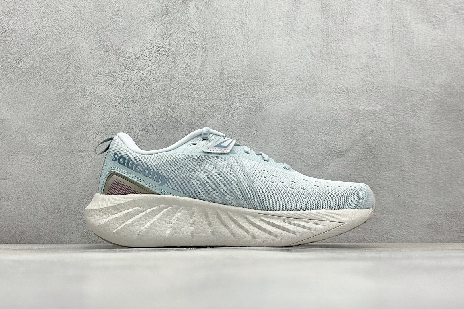 终端放店
XD版 Saucony Triumph 22代 索康尼旗舰级缓震型跑鞋
性能相比前几代再升