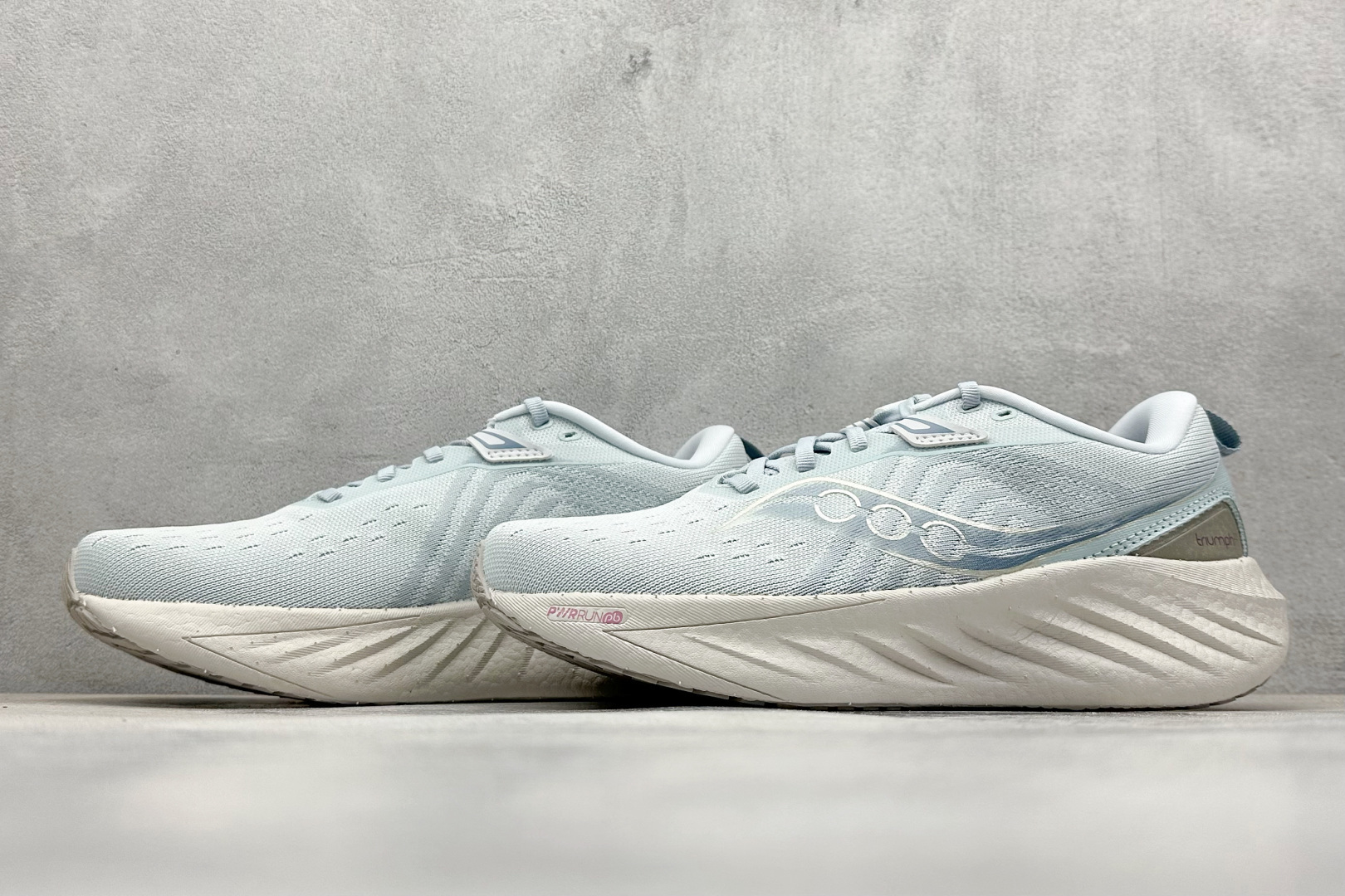 终端放店
XD版 Saucony Triumph 22代 索康尼旗舰级缓震型跑鞋
性能相比前几代再升