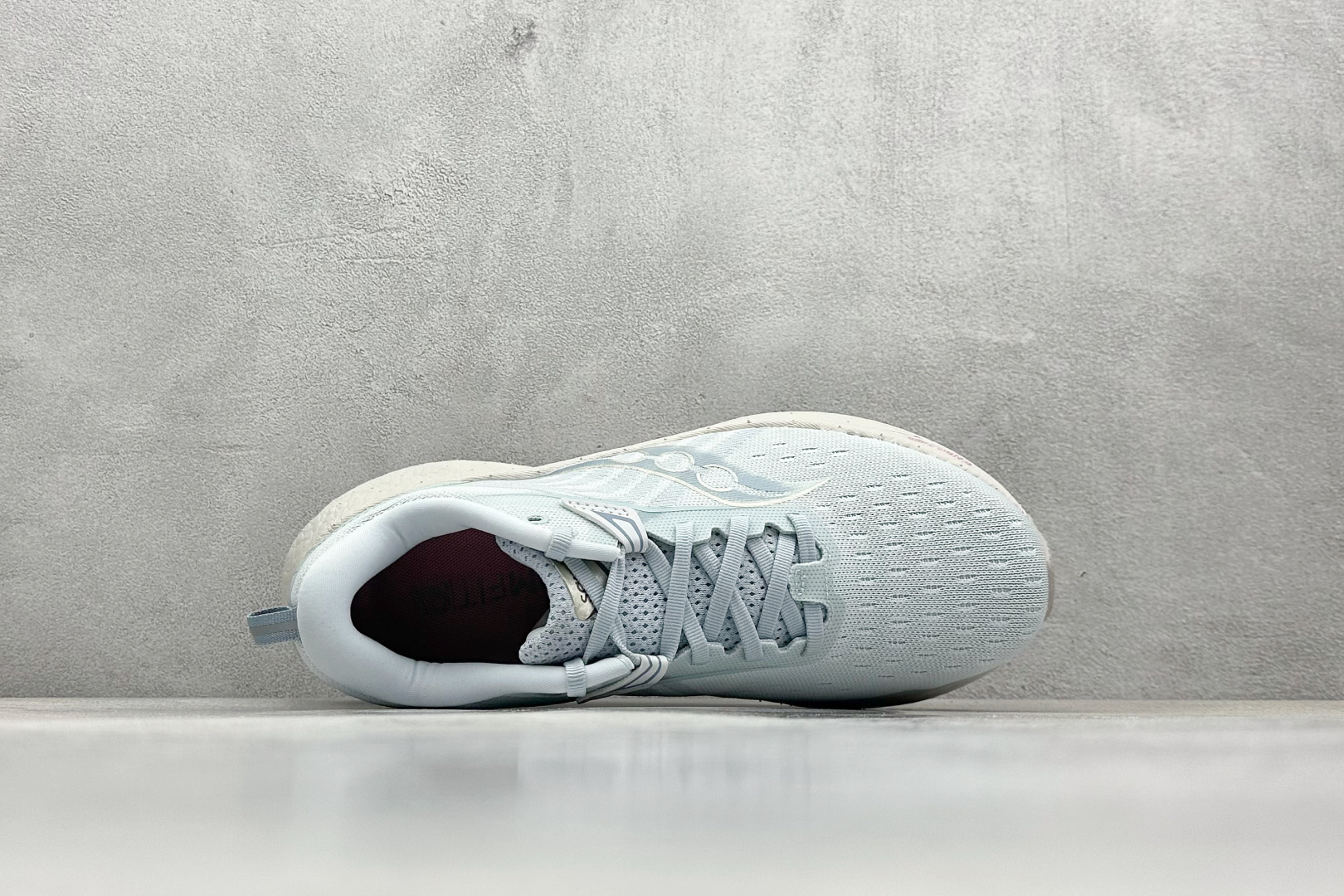 终端放店
XD版 Saucony Triumph 22代 索康尼旗舰级缓震型跑鞋
性能相比前几代再升