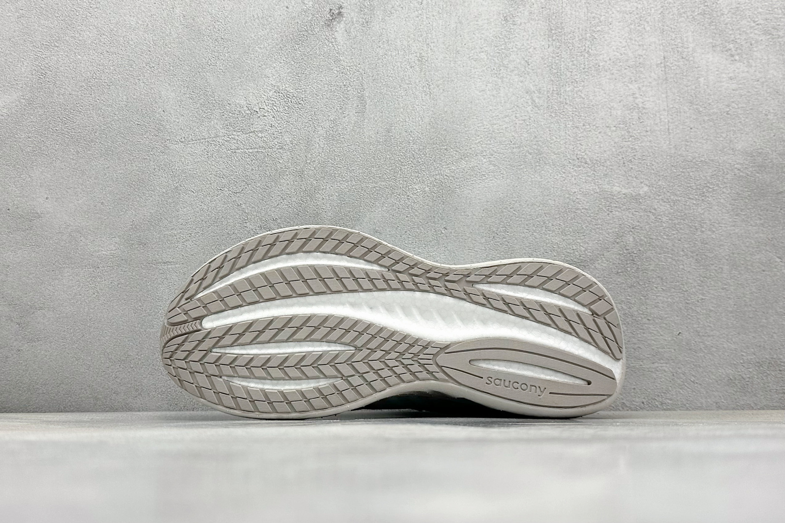 终端放店
XD版 Saucony Triumph 22代 索康尼旗舰级缓震型跑鞋
性能相比前几代再升