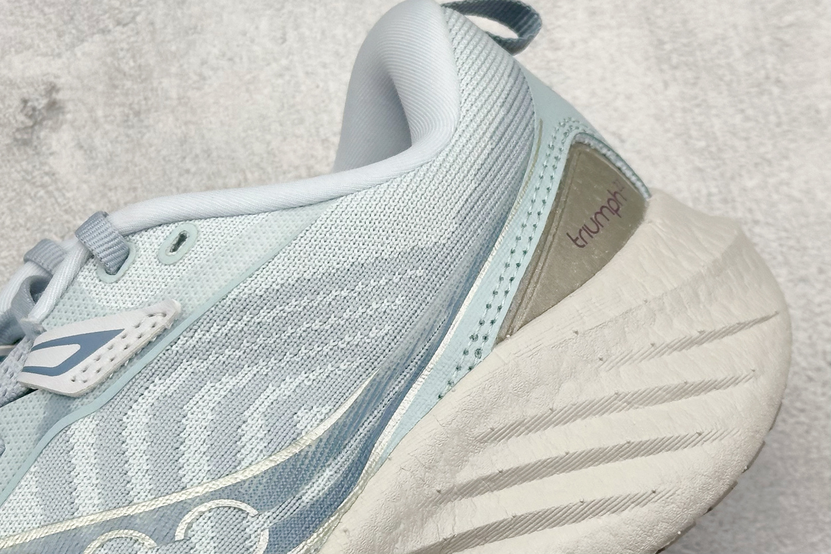 终端放店
XD版 Saucony Triumph 22代 索康尼旗舰级缓震型跑鞋
性能相比前几代再升