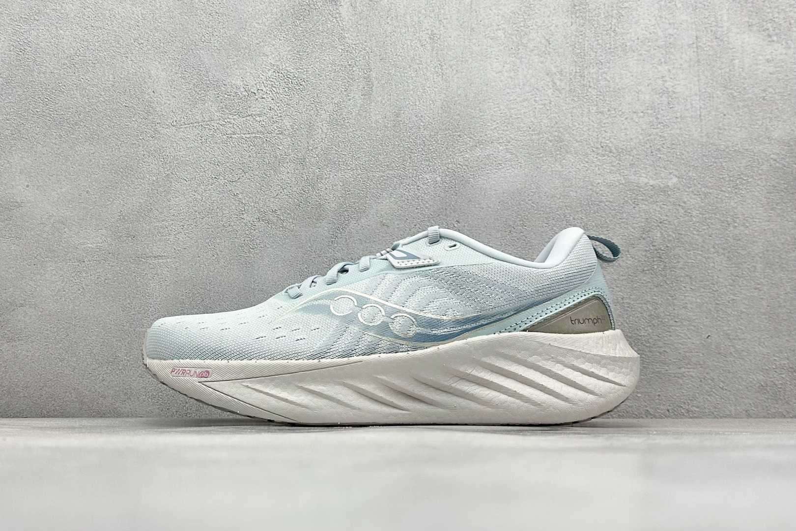 终端放店
XD版 Saucony Triumph 22代 索康尼旗舰级缓震型跑鞋
性能相比前几代再升