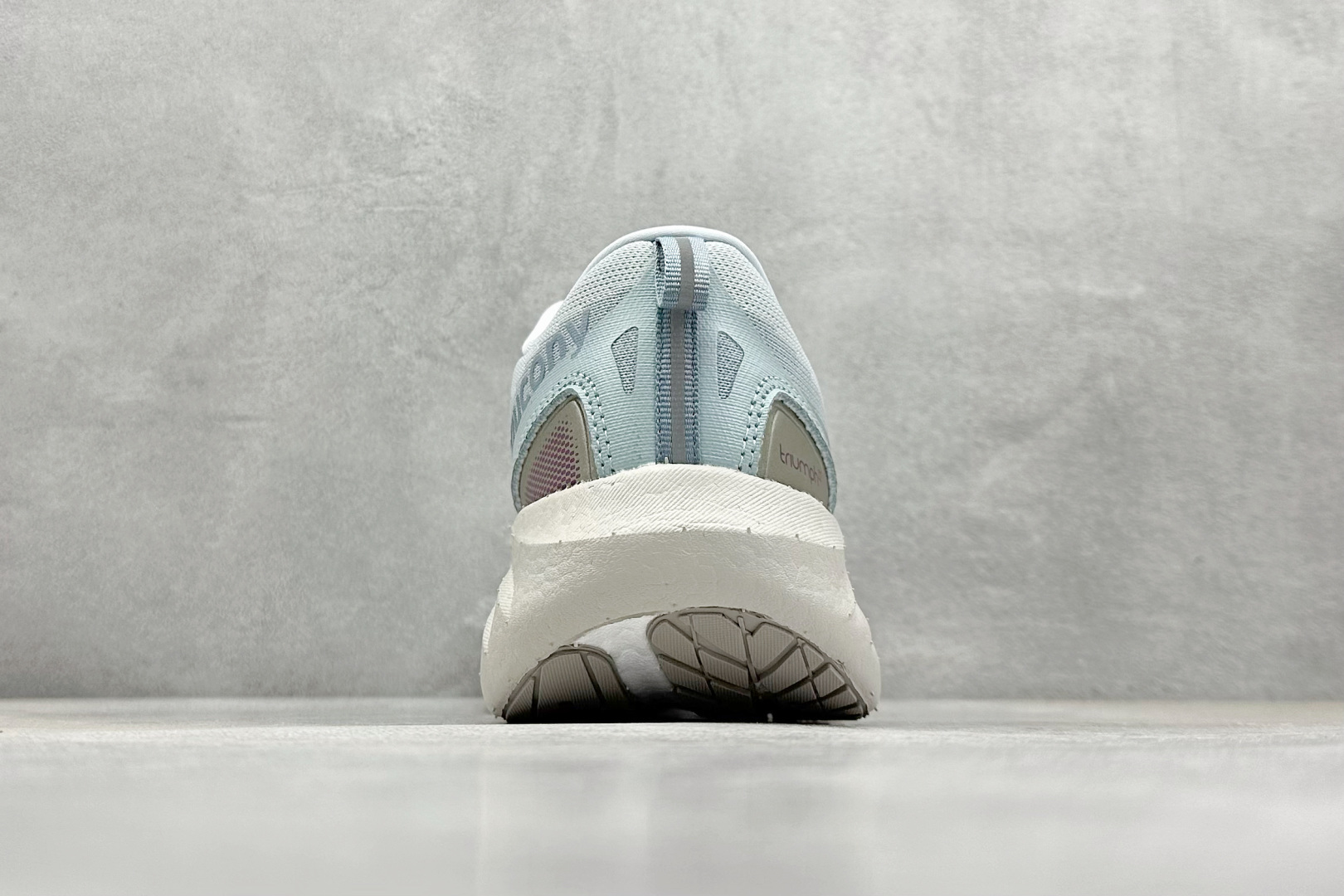 终端放店
XD版 Saucony Triumph 22代 索康尼旗舰级缓震型跑鞋
性能相比前几代再升