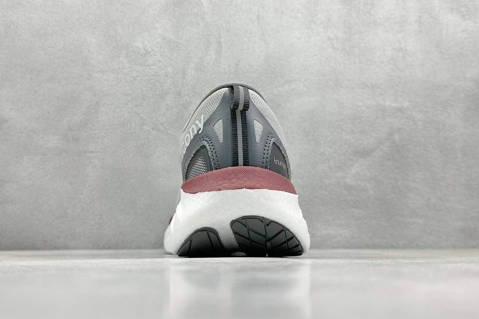 终端放店
XD版 Saucony Triumph 22代 索康尼旗舰级缓震型跑鞋
性能相比前几代再升