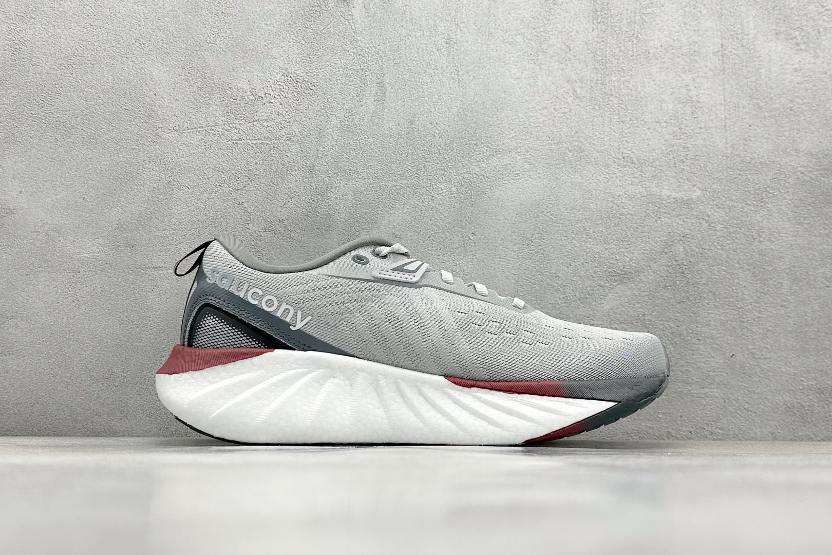 终端放店
XD版 Saucony Triumph 22代 索康尼旗舰级缓震型跑鞋
性能相比前几代再升