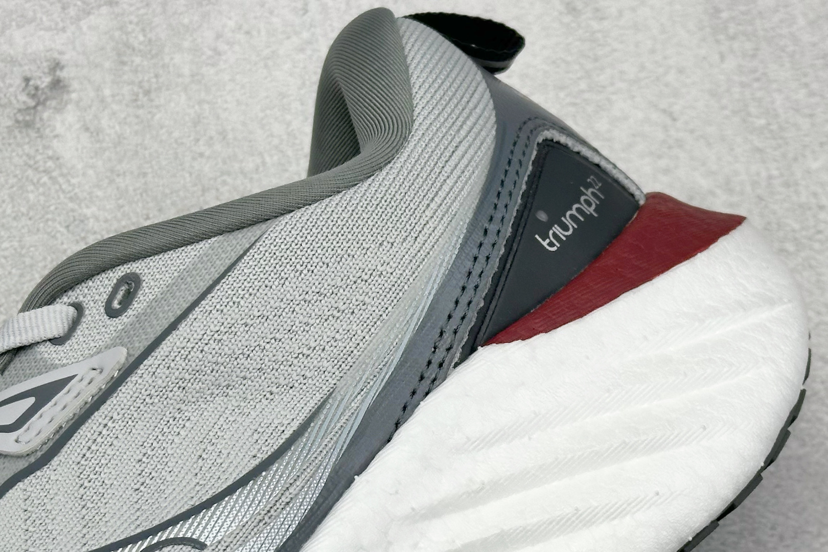 终端放店
XD版 Saucony Triumph 22代 索康尼旗舰级缓震型跑鞋
性能相比前几代再升