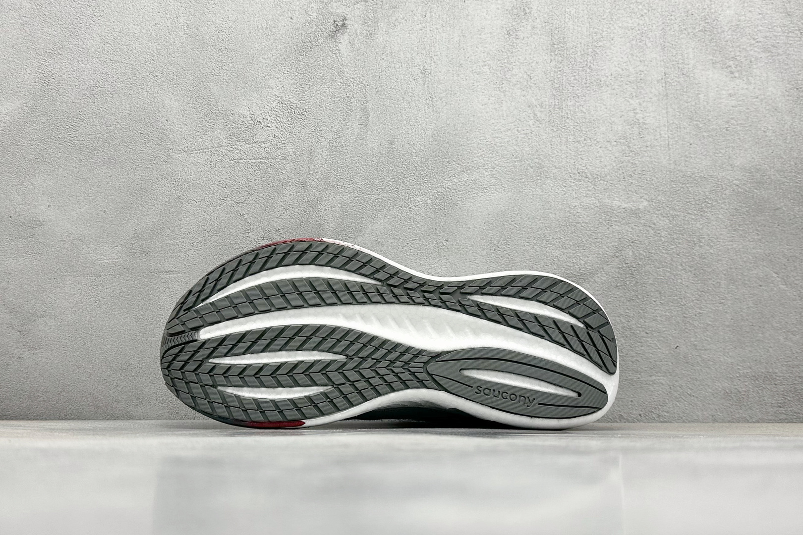 终端放店
XD版 Saucony Triumph 22代 索康尼旗舰级缓震型跑鞋
性能相比前几代再升