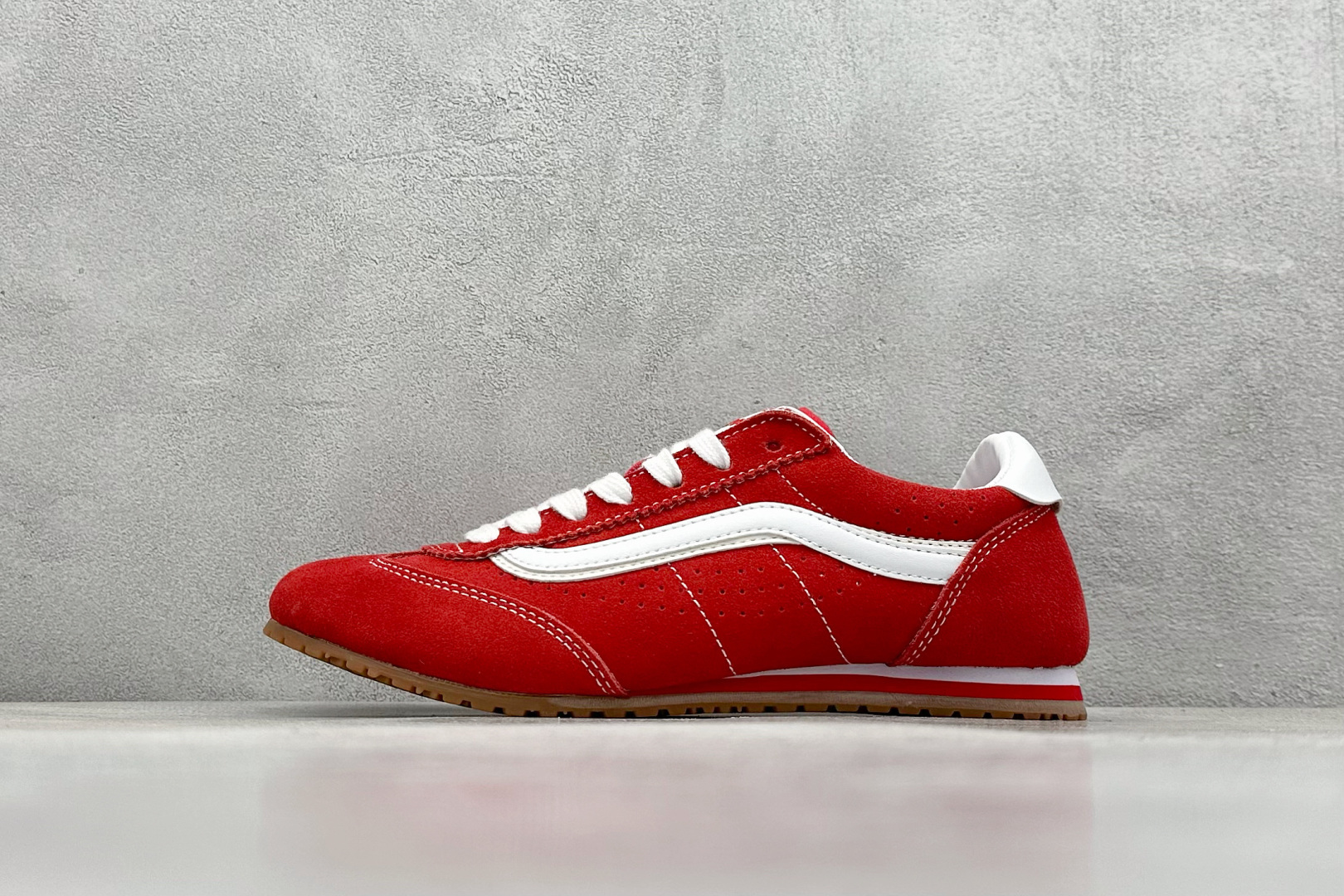 Vans Super LowPro 红色
范斯官方 复古薄底德训鞋
以经典 Vans Serio