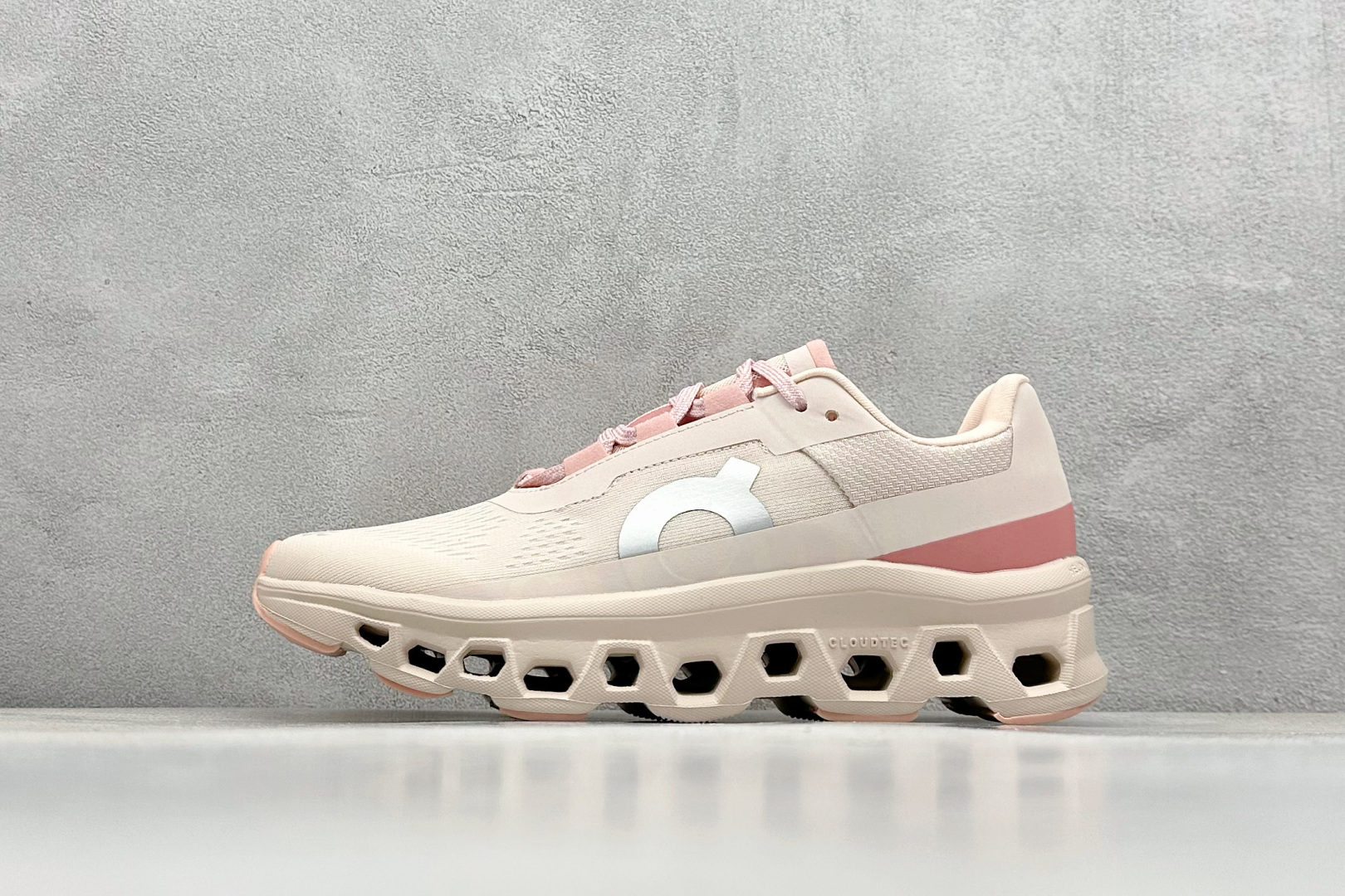 On昂跑 Cloudtilt Loewe
户外街头机能风跑步鞋
Cloud Hi Edge户外机能融