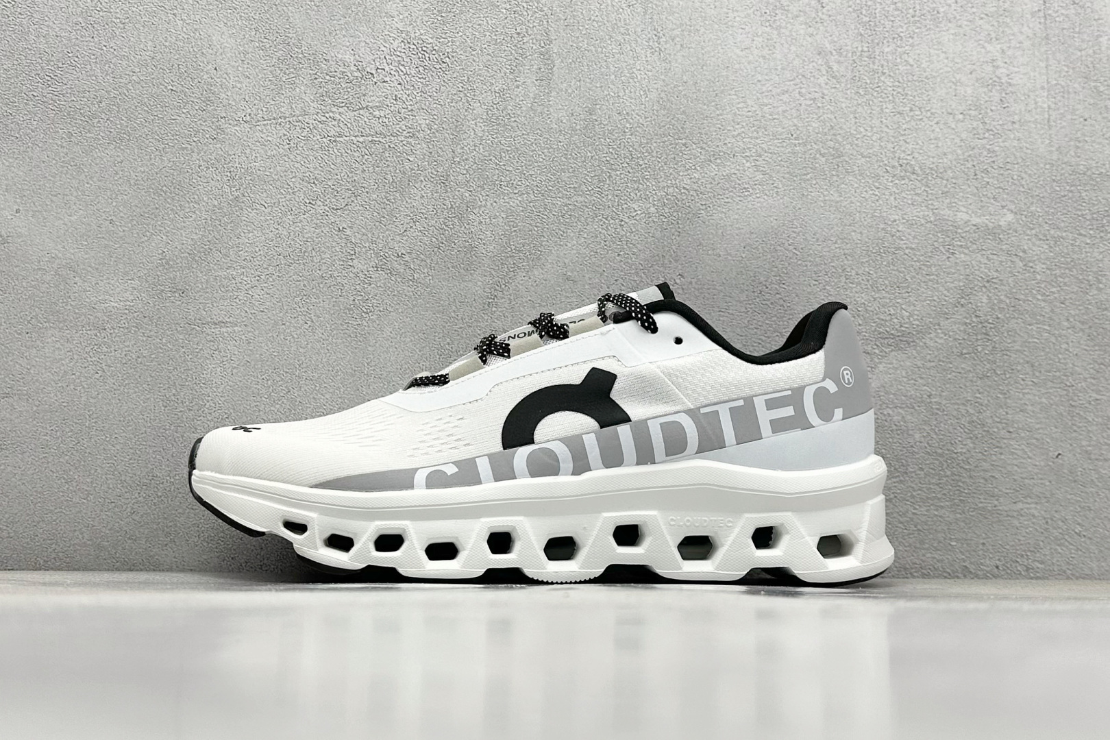 On昂跑 Cloudtilt Loewe
户外街头机能风跑步鞋
Cloud Hi Edge户外机能融