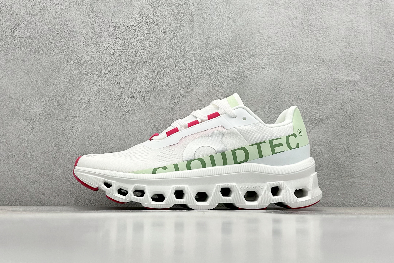 On昂跑 Cloudtilt Loewe
户外街头机能风跑步鞋
Cloud Hi Edge户外机能融