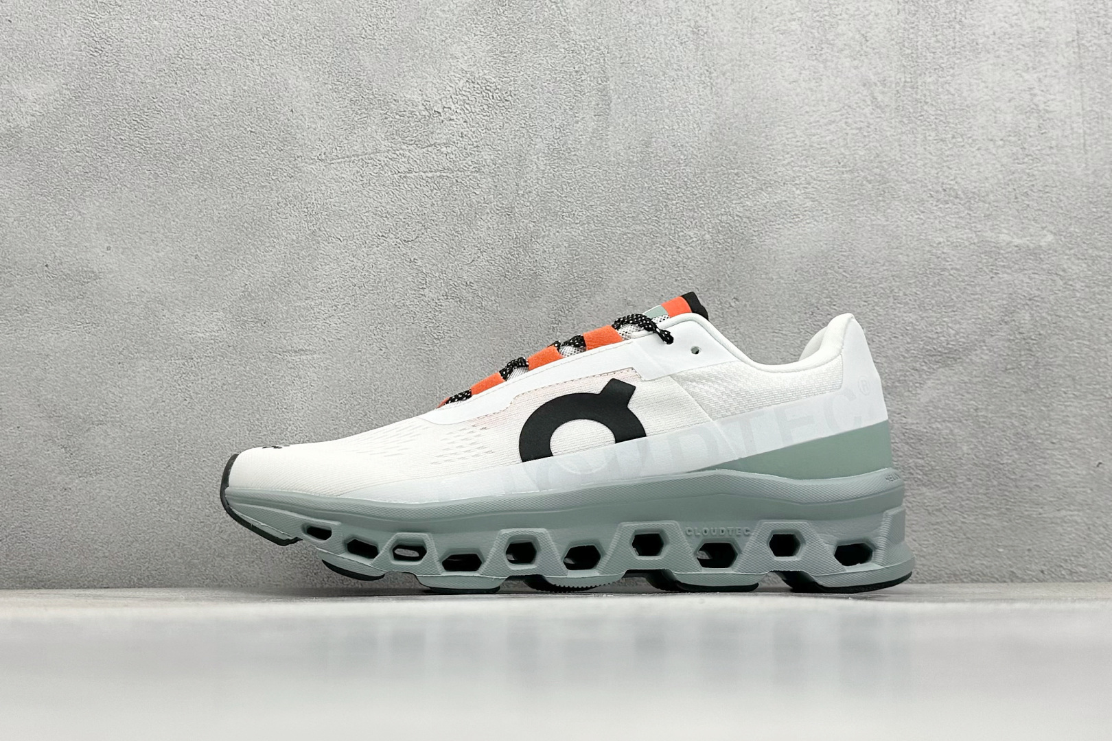On昂跑 Cloudtilt Loewe
户外街头机能风跑步鞋
Cloud Hi Edge户外机能融