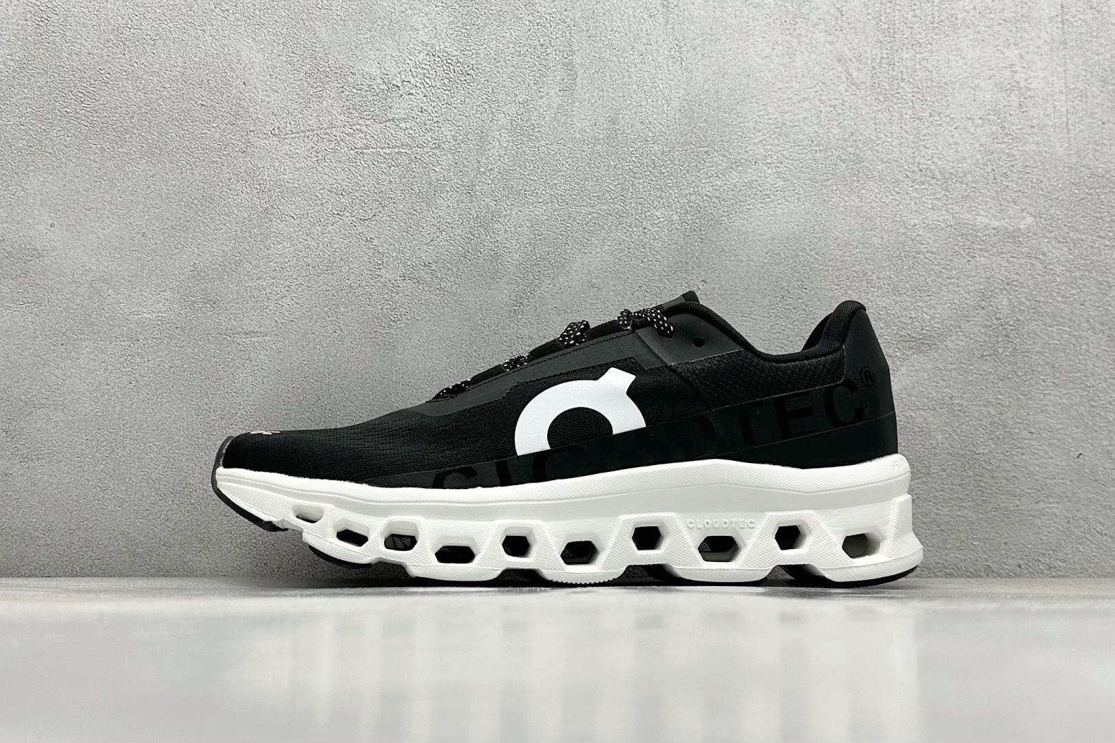 On昂跑 Cloudtilt Loewe
户外街头机能风跑步鞋
Cloud Hi Edge户外机能融