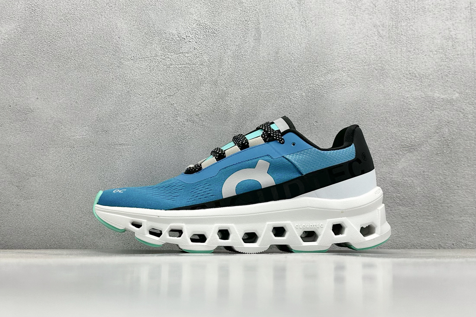 On昂跑 Cloudtilt Loewe
户外街头机能风跑步鞋
Cloud Hi Edge户外机能融