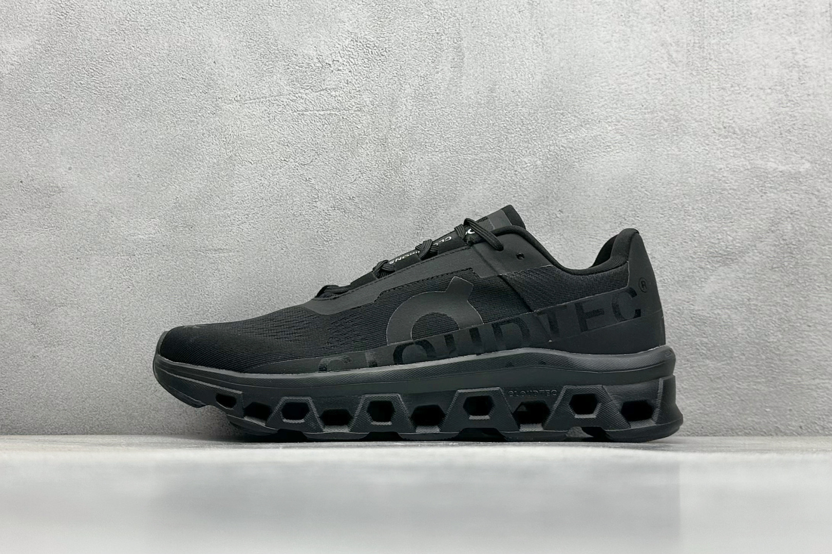 On昂跑 Cloudtilt Loewe
户外街头机能风跑步鞋
Cloud Hi Edge户外机能融