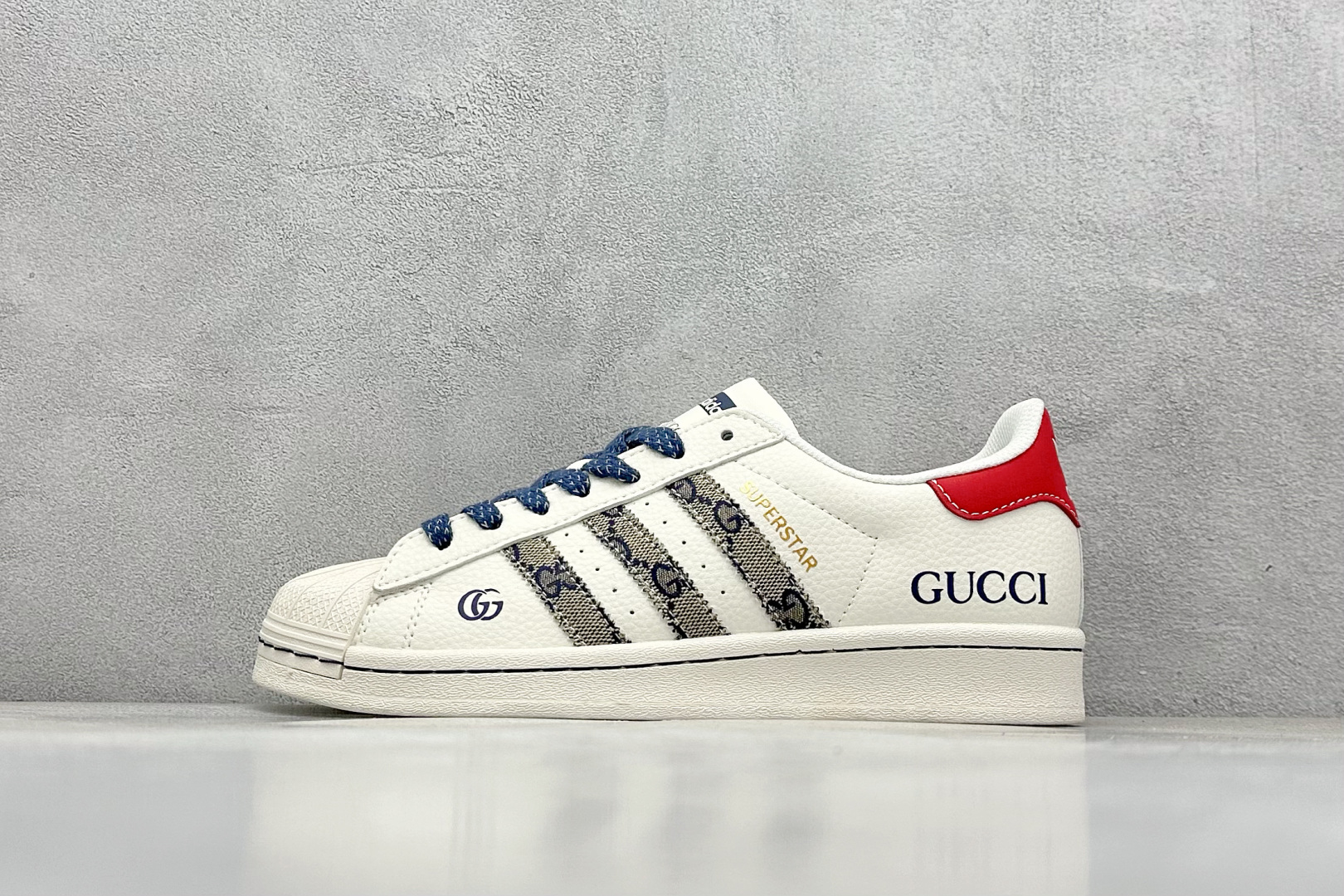  
AD Originals Superstar x GUCCI 白红
采用全新头层拼接皮革材质
后跟采