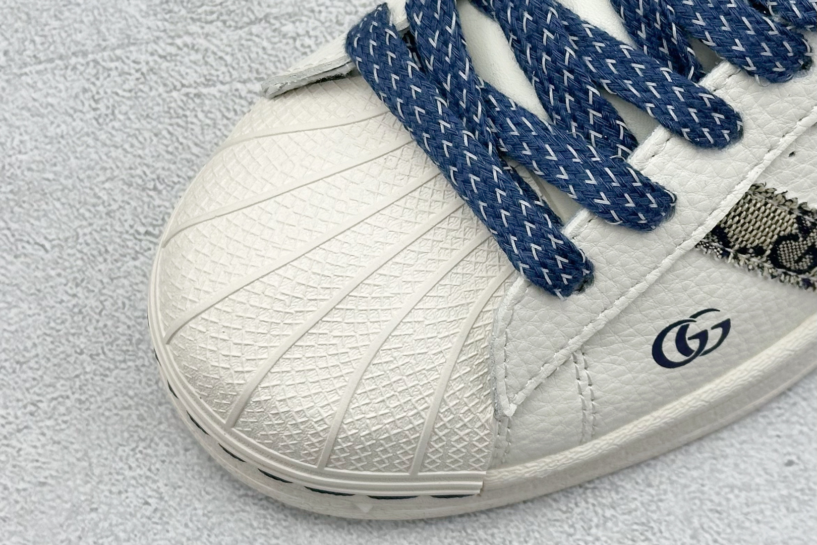  
AD Originals Superstar x GUCCI 白红
采用全新头层拼接皮革材质
后跟采