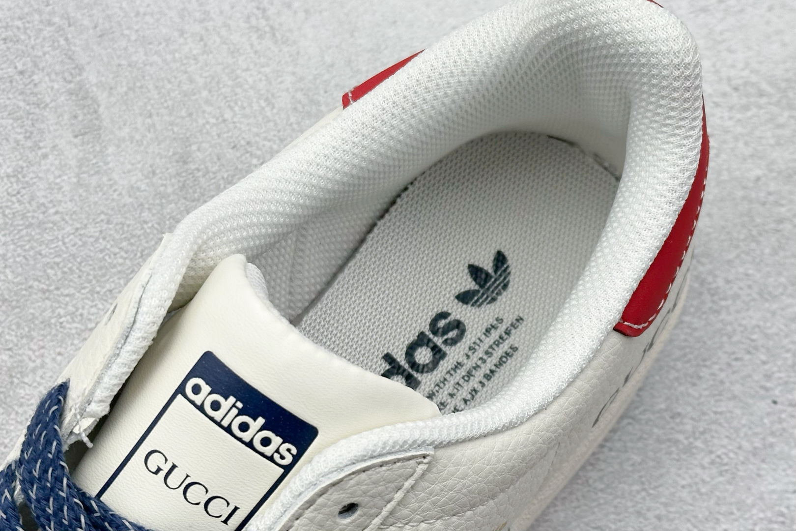  
AD Originals Superstar x GUCCI 白红
采用全新头层拼接皮革材质
后跟采