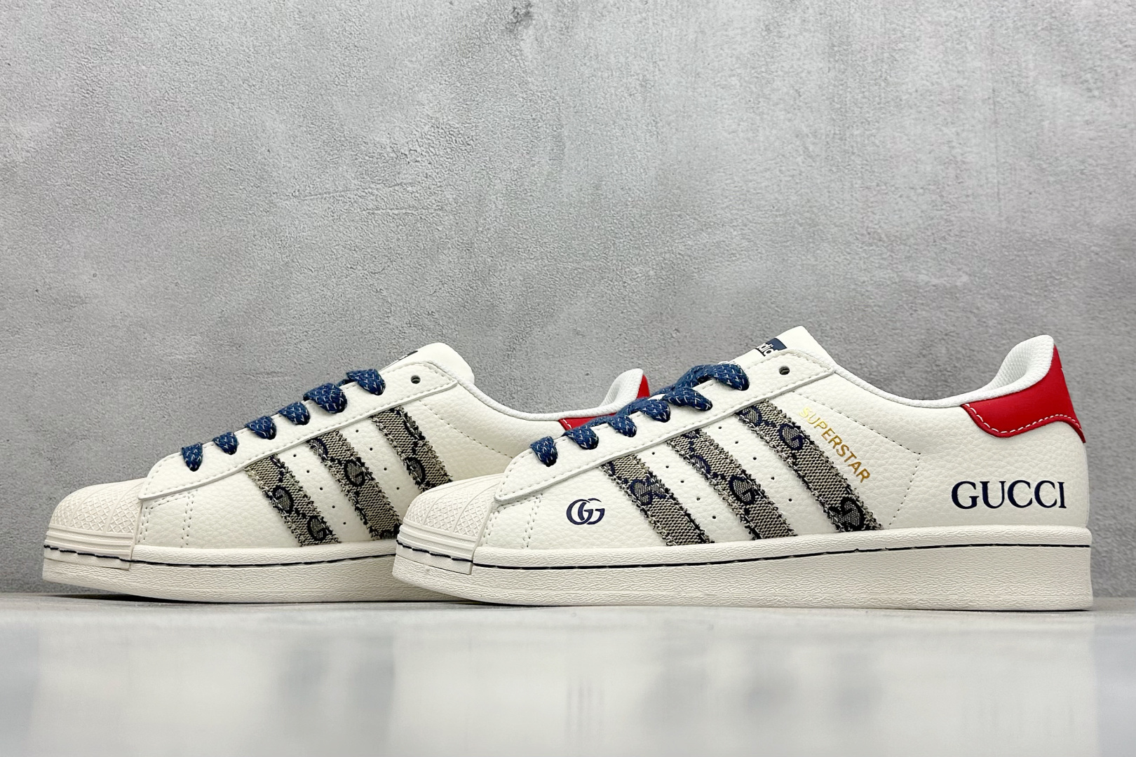  
AD Originals Superstar x GUCCI 白红
采用全新头层拼接皮革材质
后跟采