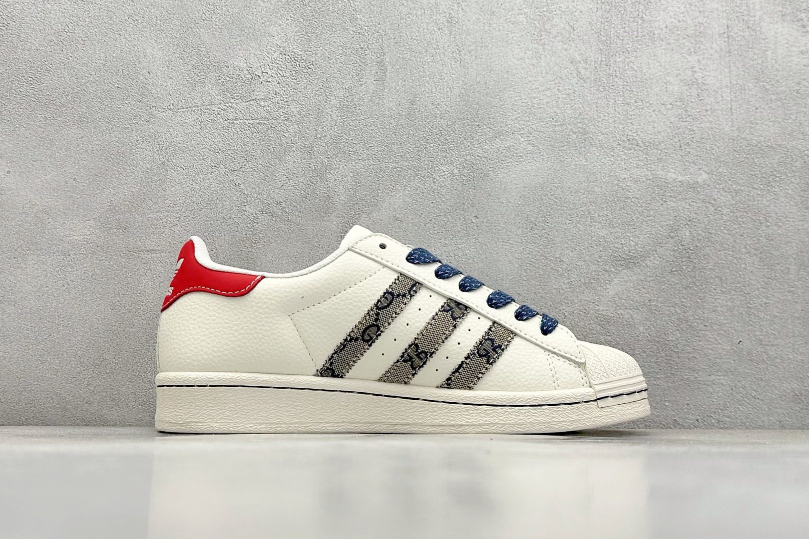  
AD Originals Superstar x GUCCI 白红
采用全新头层拼接皮革材质
后跟采