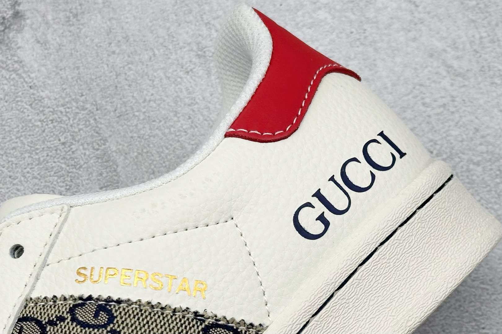  
AD Originals Superstar x GUCCI 白红
采用全新头层拼接皮革材质
后跟采