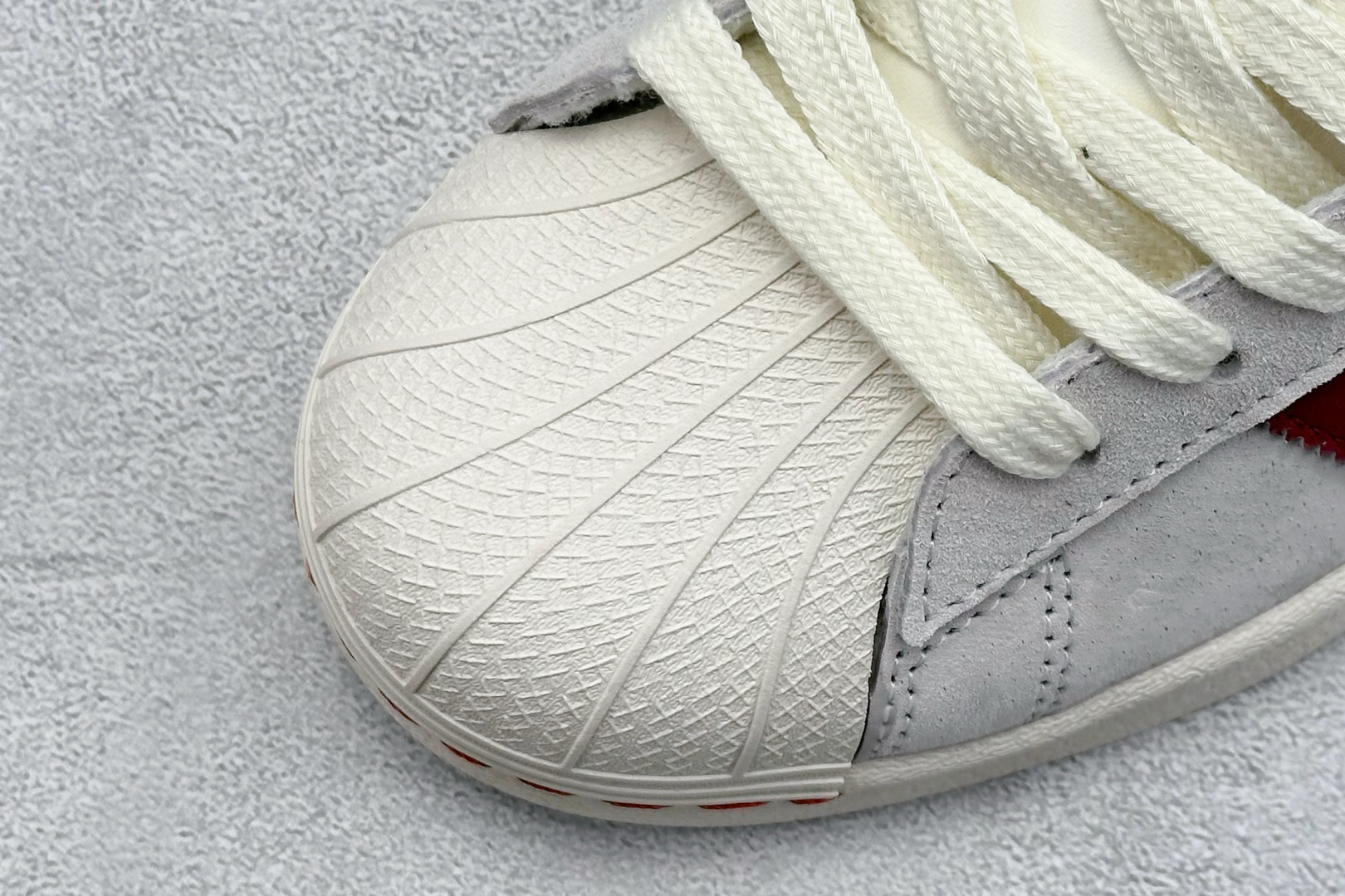  
AD Originals Superstar x Supreme 灰红
采用全新头层拼接皮革材质
后