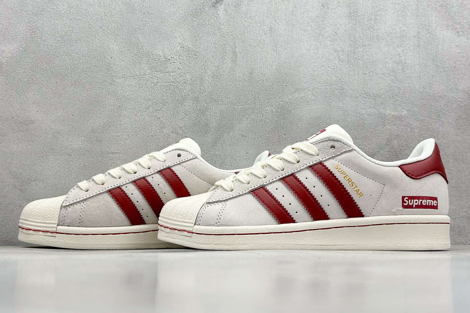  
AD Originals Superstar x Supreme 灰红
采用全新头层拼接皮革材质
后
