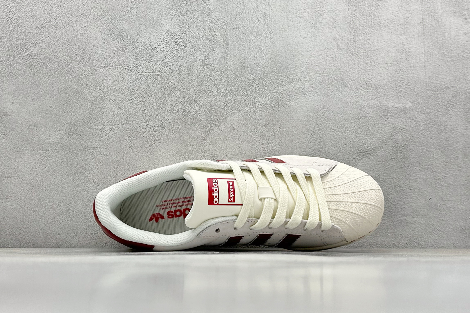  
AD Originals Superstar x Supreme 灰红
采用全新头层拼接皮革材质
后