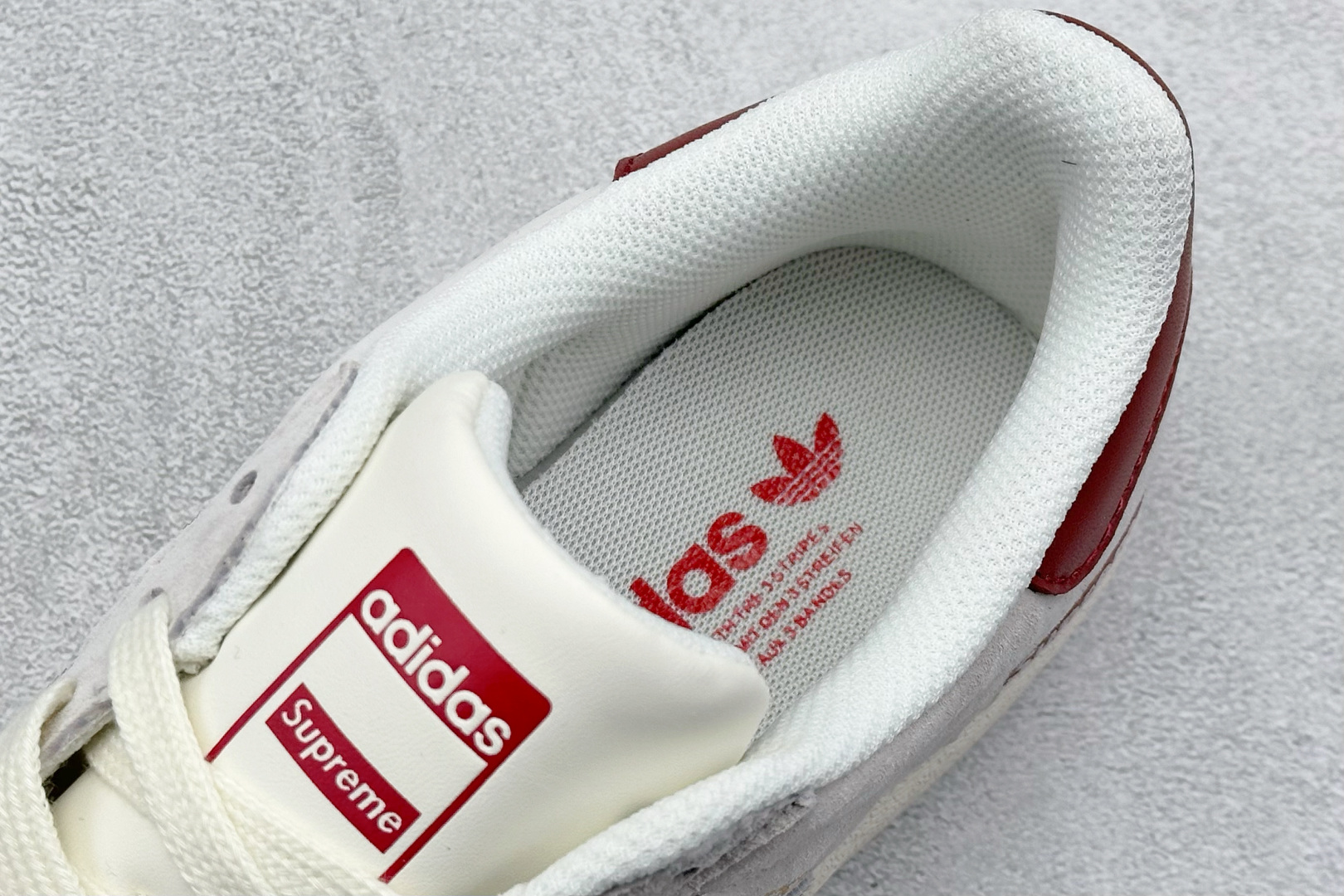  
AD Originals Superstar x Supreme 灰红
采用全新头层拼接皮革材质
后