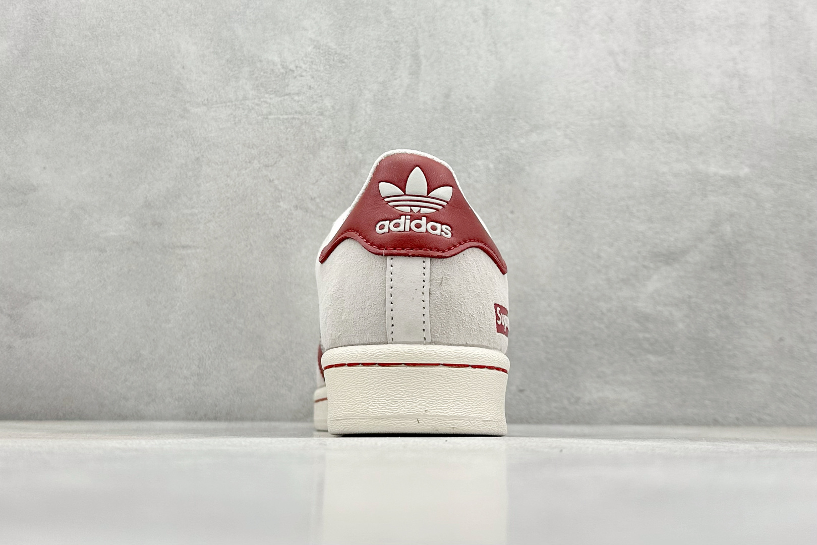  
AD Originals Superstar x Supreme 灰红
采用全新头层拼接皮革材质
后