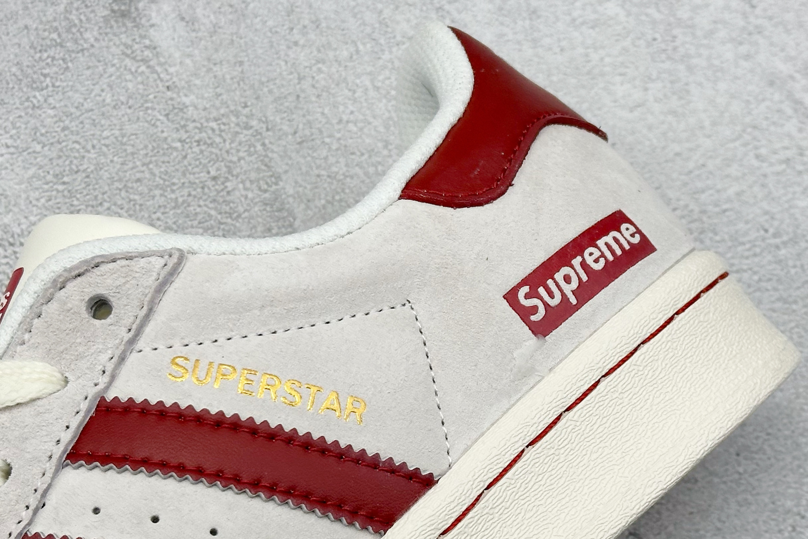  
AD Originals Superstar x Supreme 灰红
采用全新头层拼接皮革材质
后