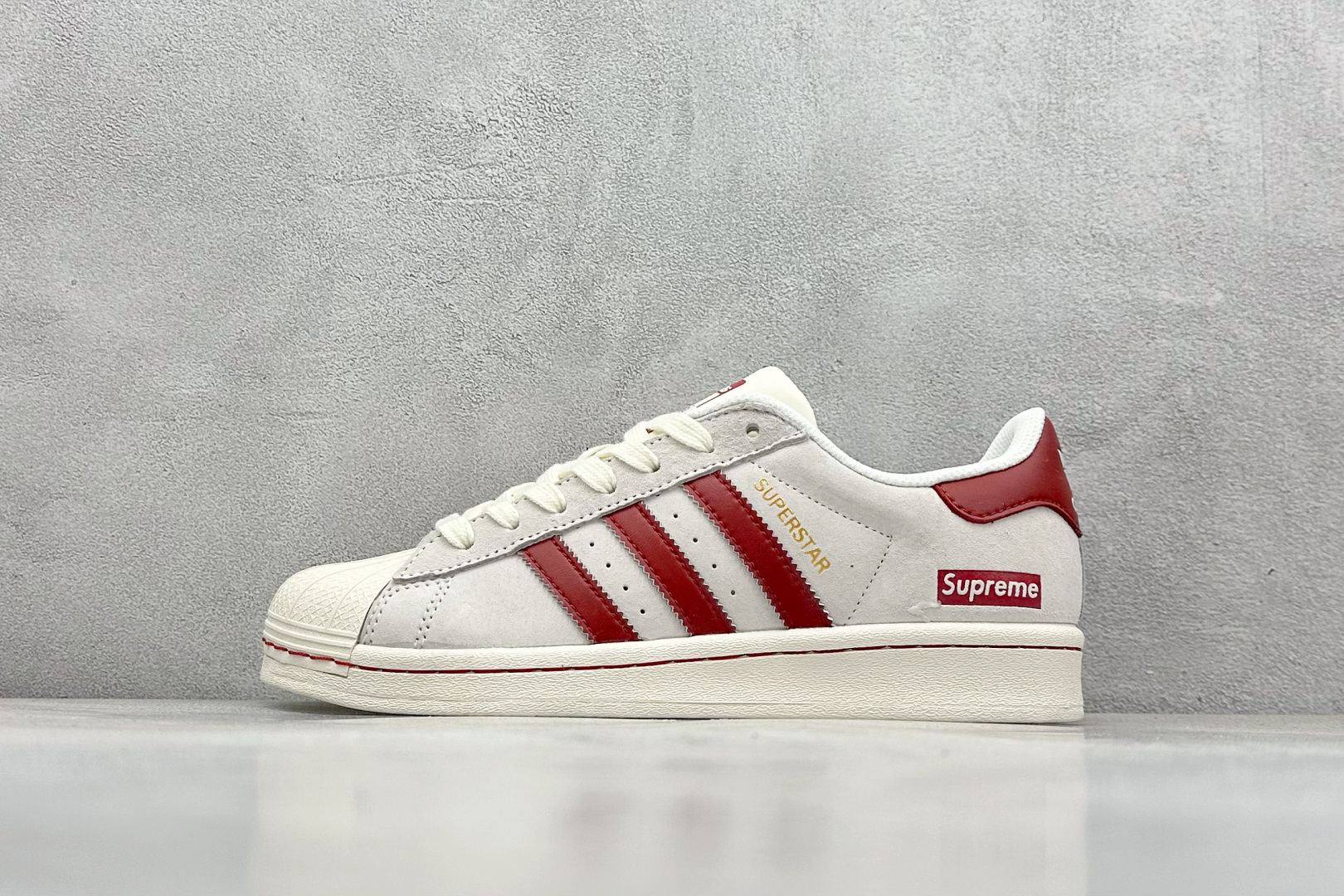  
AD Originals Superstar x Supreme 灰红
采用全新头层拼接皮革材质
后