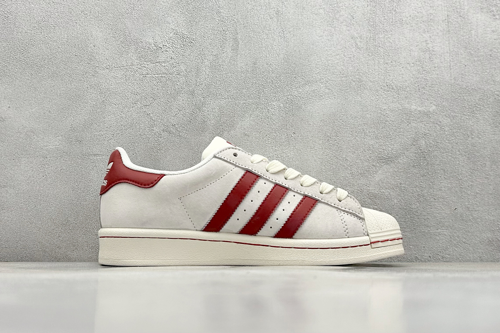  
AD Originals Superstar x Supreme 灰红
采用全新头层拼接皮革材质
后