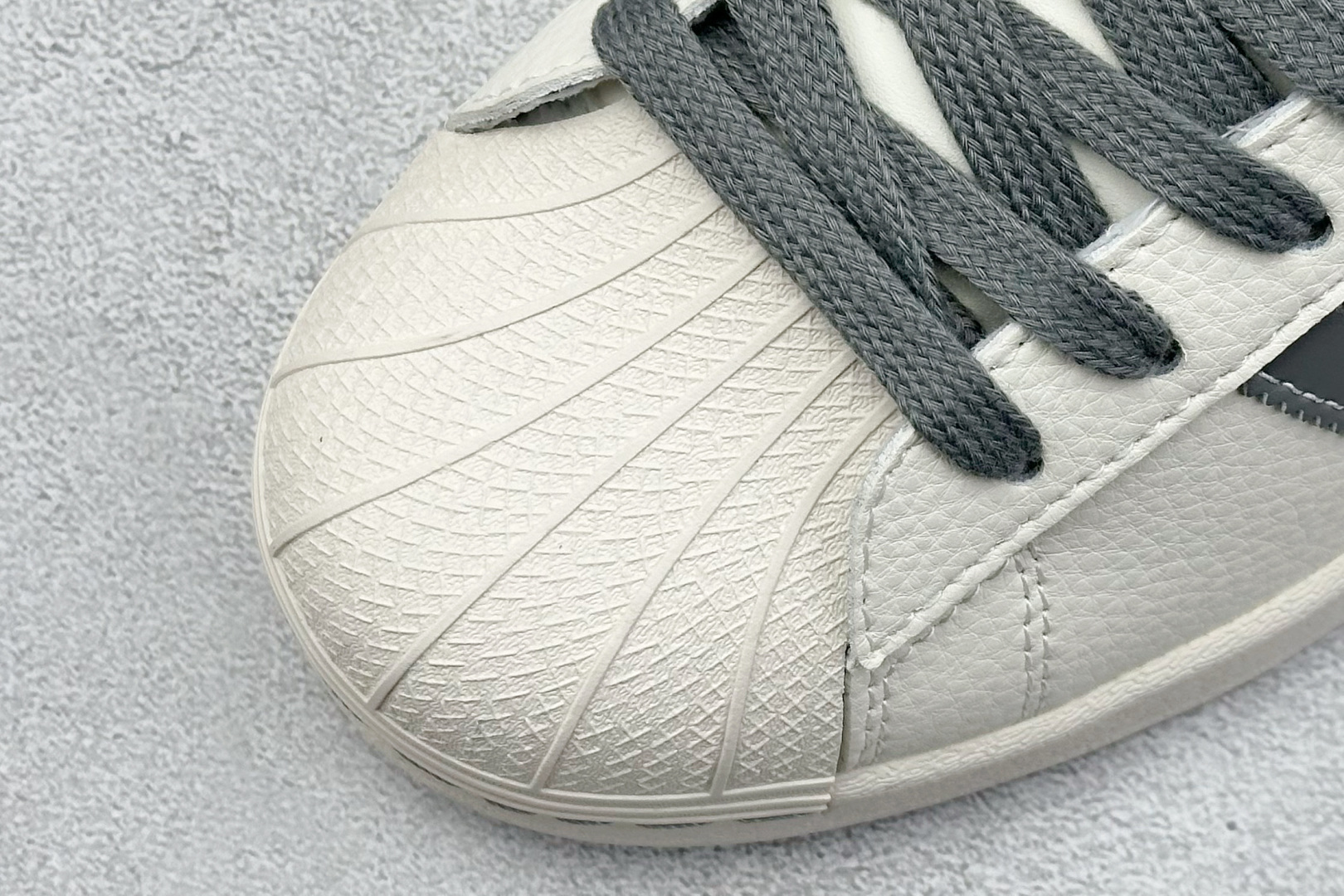  
AD Originals Superstar x Stussy 白深灰
采用全新头层拼接皮革材质
后