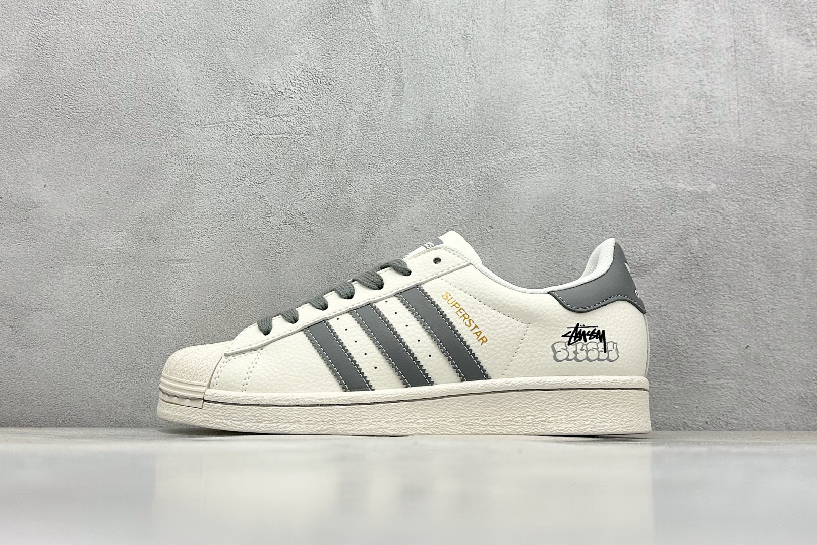  
AD Originals Superstar x Stussy 白深灰
采用全新头层拼接皮革材质
后