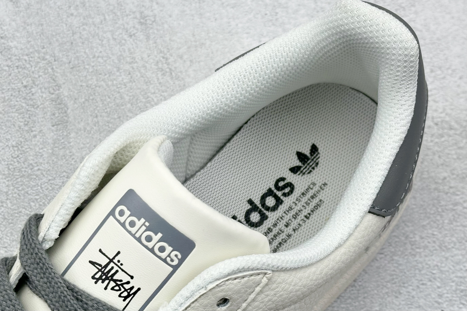  
AD Originals Superstar x Stussy 白深灰
采用全新头层拼接皮革材质
后