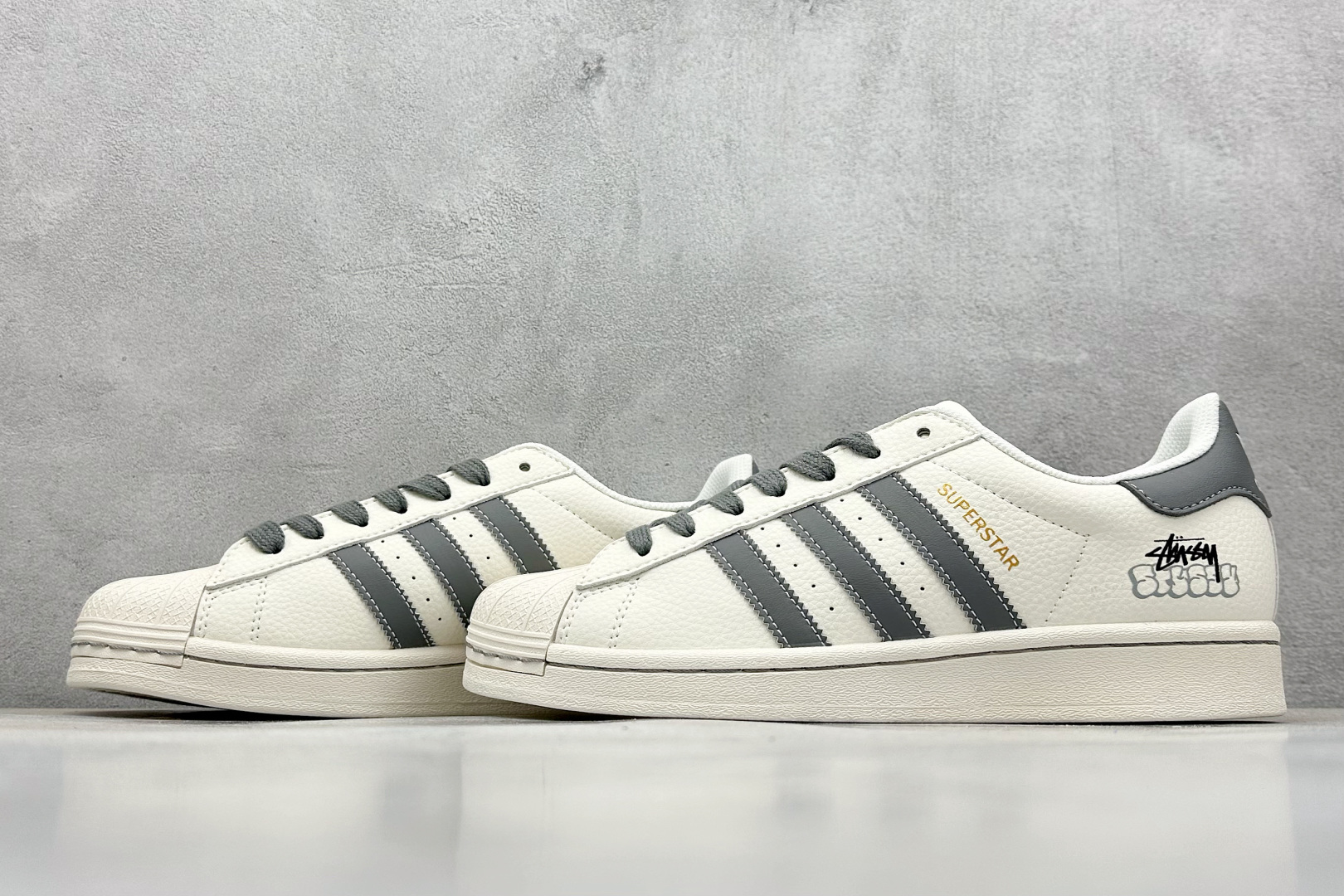  
AD Originals Superstar x Stussy 白深灰
采用全新头层拼接皮革材质
后